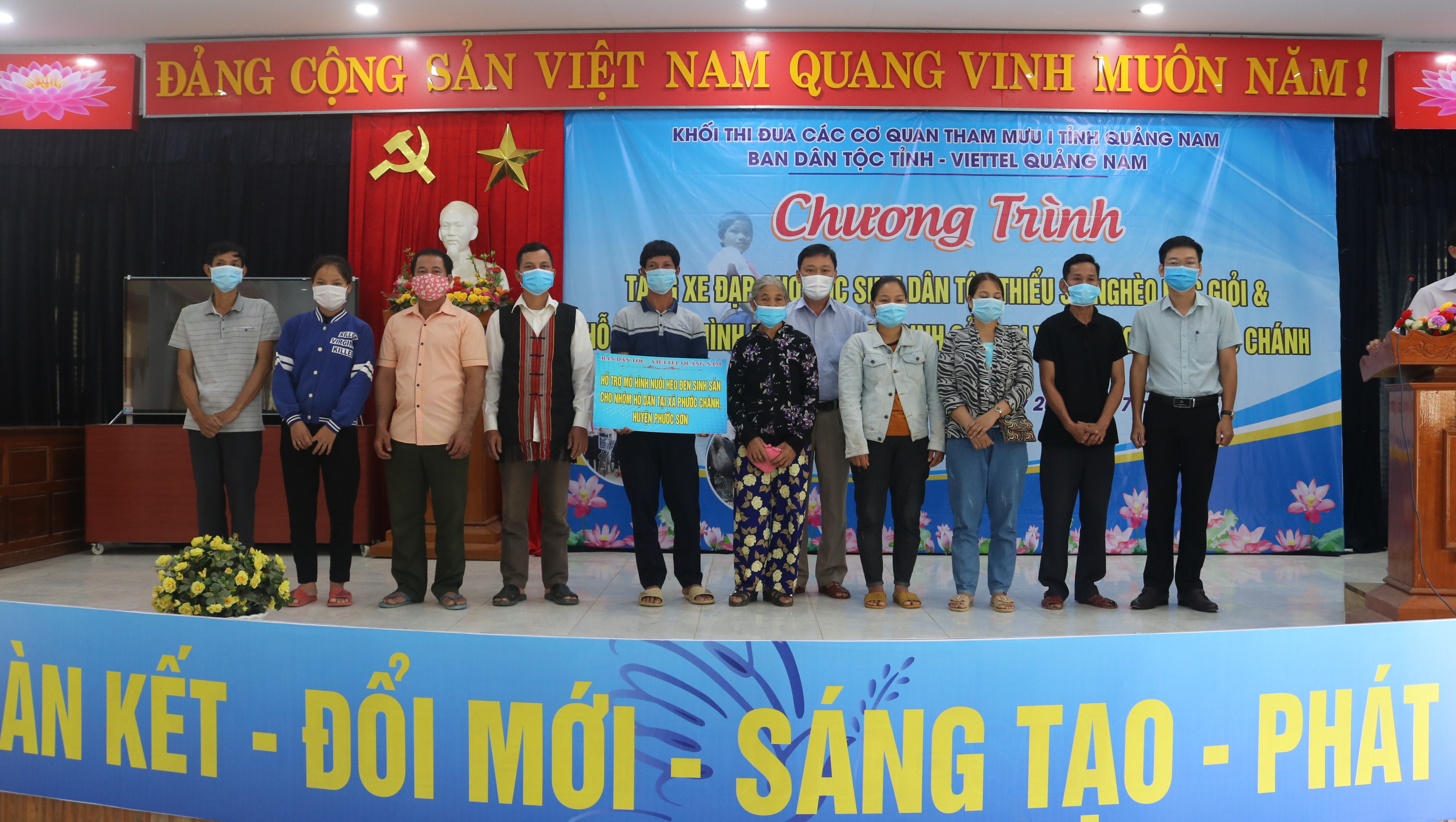Ban Dân tộc tỉnh Quảng Nam phối hợp cùng đơn vị Viettel Quảng Nam triển khai Mô hình nuôi heo đen sinh sản tại xã kết nghĩa Phước Chánh, huyện Phước Sơn.