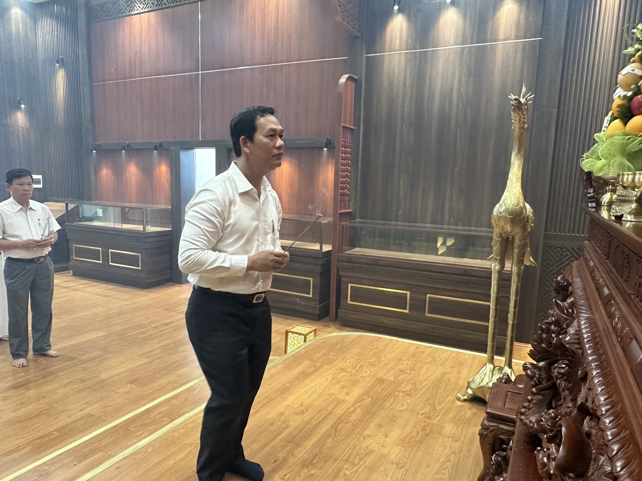 Tập thể Chi uỷ, lãnh đạo và công chức, người lao động Ban Dân tộc viếng hương nhân kỷ niệm 133 năm Ngày sinh Chủ tịch Hồ Chí Minh